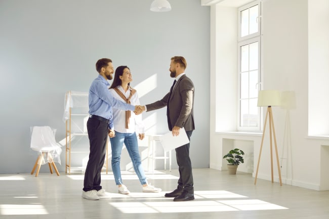 coppia incontra gente immobiliare