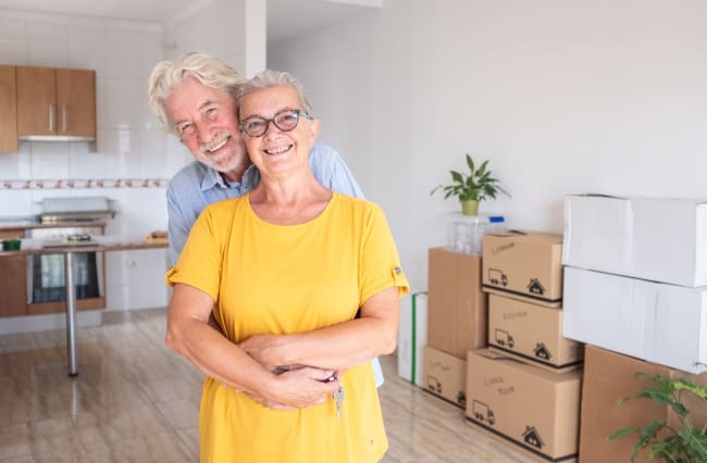 Coppia di pensionati che si traferiscono in casa nuova Coppia di pensionati che si traferiscono in casa nuova
