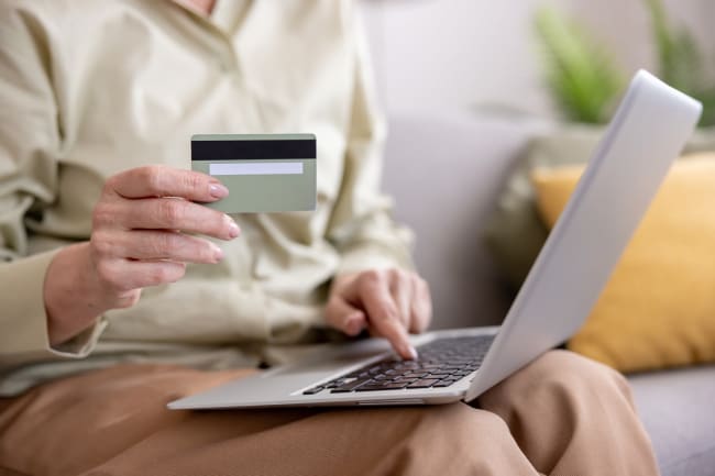 Donna acquista online Donna acquista online