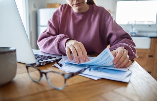 Donna analizza bolletta Donna analizza bolletta