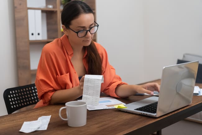 Donna analizza bollette