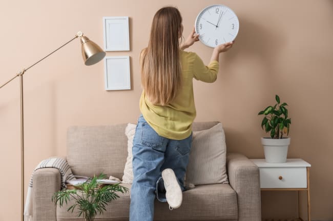 donna con orologio in mano