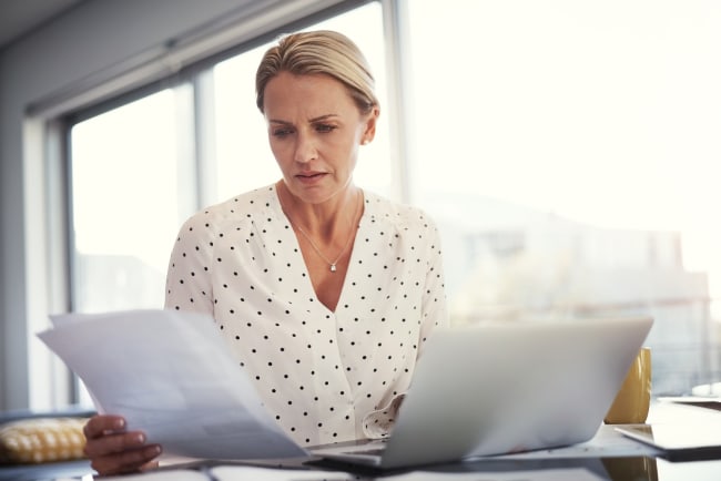 donna-con-pc-e-fogli donna-con-pc-e-fogli