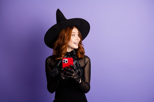 Donna con smartphone tema Halloween Donna con smartphone tema Halloween
