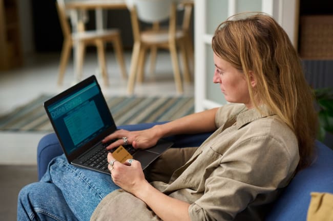 Donna controlla conto corrente Donna controlla conto corrente