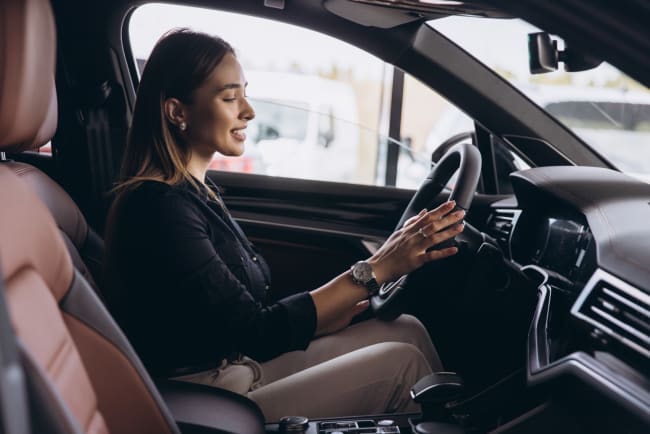 donna guida l'auto donna guida l'auto