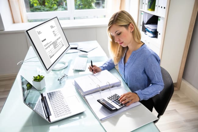 donna lavora al computer