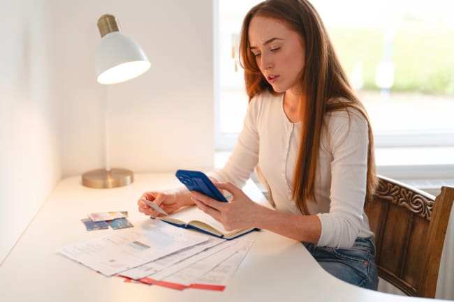 donna paga dllo smartphone con carta di credito
