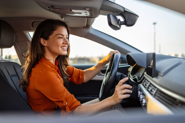 donna seduta al volante di un auto donna seduta al volante di un auto
