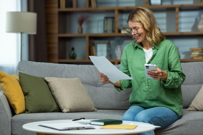 donna sorridente con documento donna sorridente con documento