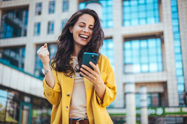 Donna sorridente con smartphone