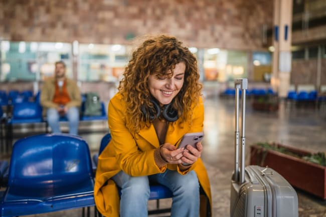 Donna usa telefono in aeroporto