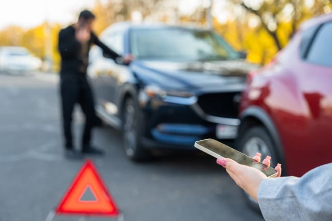 due persone con auto incidentate due persone con auto incidentate