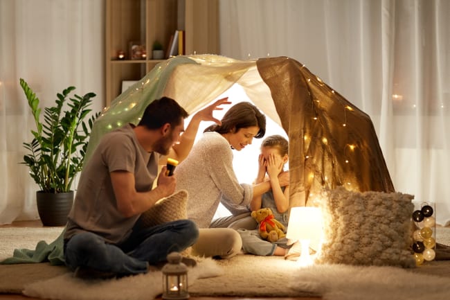 famiglia che gioca con luci famiglia che gioca con luci