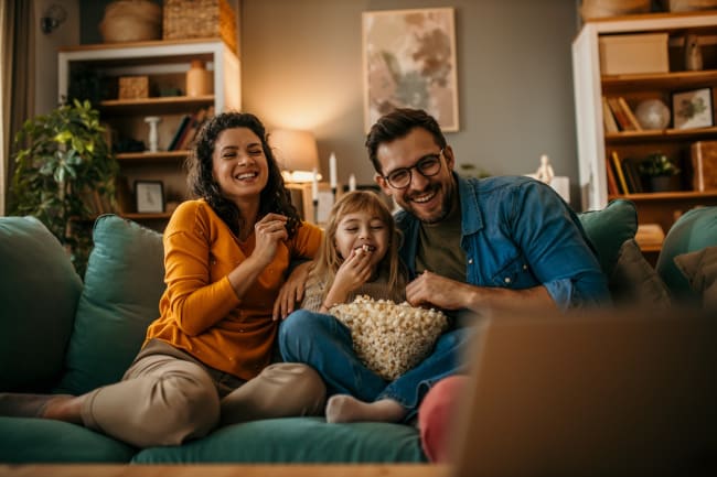 Famiglia che guarda la tv