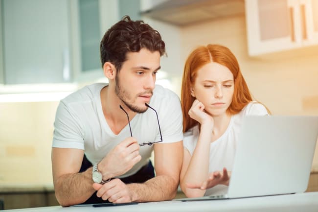 giovane coppia che guarda il pc