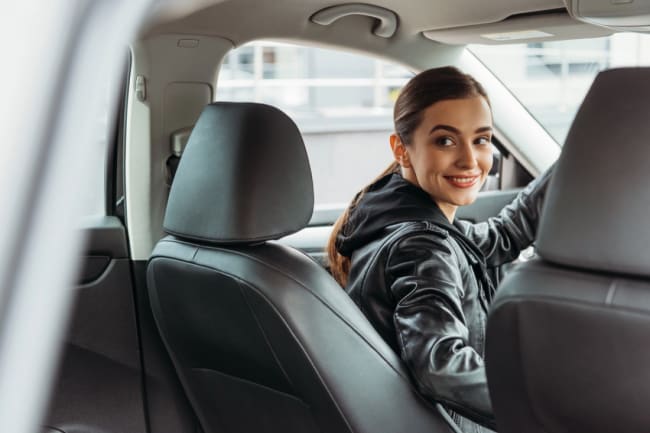 giovane donna in auto giovane donna in auto