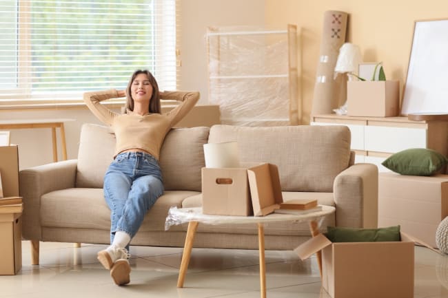 giovane donna nella casa nuova giovane donna nella casa nuova