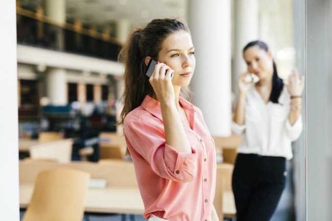 giovane donna parla al cellulare giovane donna parla al cellulare
