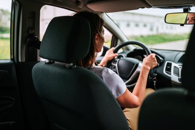 giovane ragazza alla guida dell auto