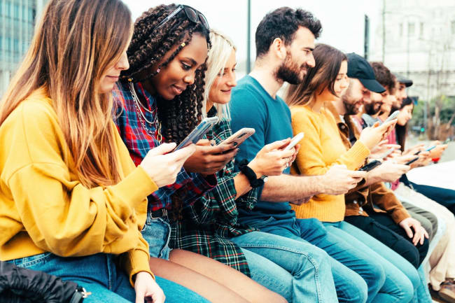 Giovani al cellulare Giovani al cellulare