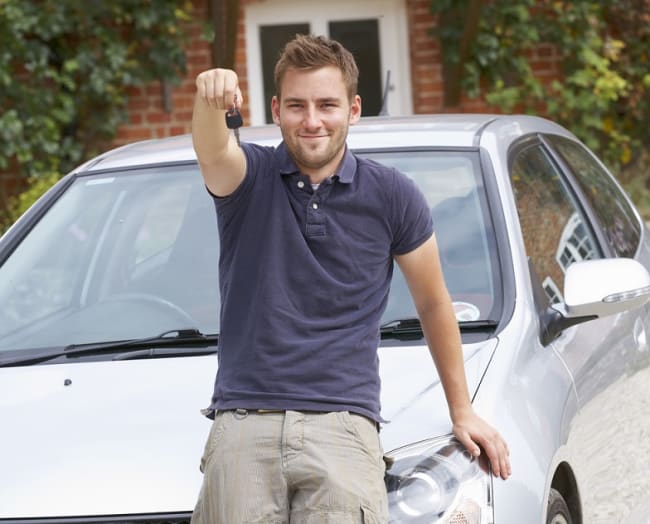 gli italiani comprano la prima auto a 22 anni
