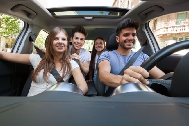 gruppo di ragazzi giovani in auto gruppo di ragazzi giovani in auto
