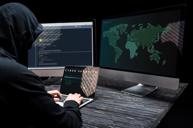 hacker utilizza laptop hacker utilizza laptop