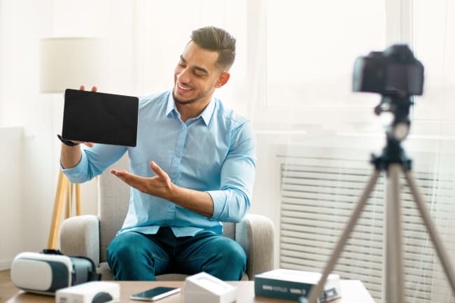 influencer mentre crea video influencer mentre crea video