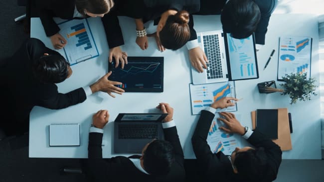 Investitori che analizzano grafici Investitori che analizzano grafici