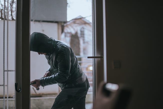 Ladro che apre la porta di una casa Ladro che apre la porta di una casa