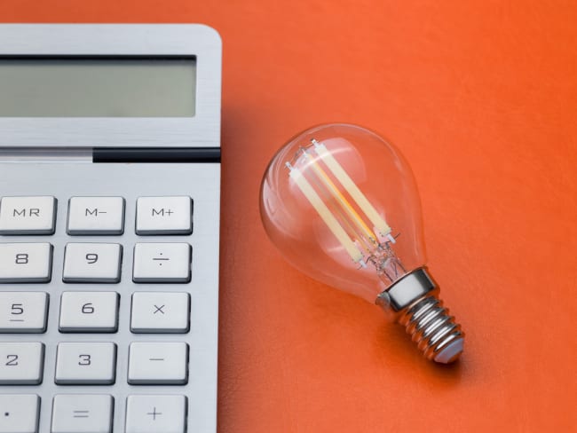 Lampadina e calcolatrice