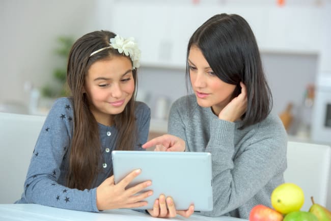 mamma e figlia usano il tablet mamma e figlia usano il tablet