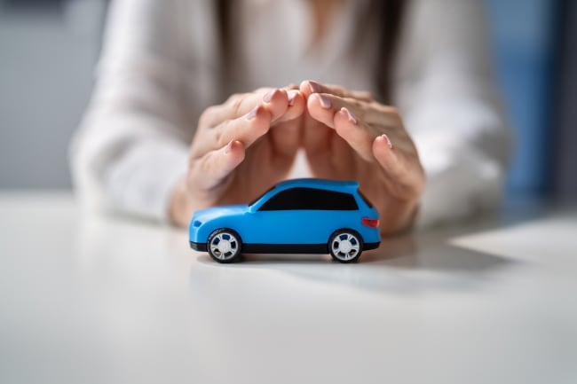Mani che proteggono modellino di auto Mani che proteggono modellino di auto