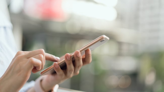 mani con smartphone mani con smartphone