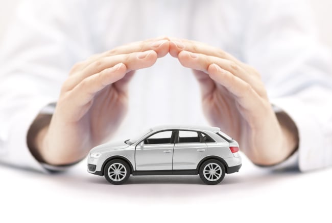 mani proteggono modellino di auto mani proteggono modellino di auto
