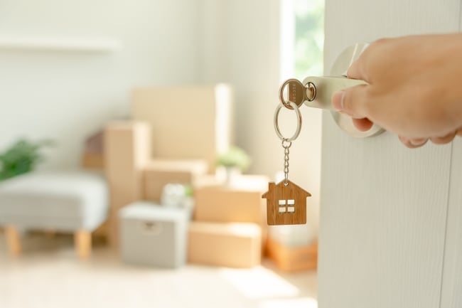 mano che apre la porta di casa mano che apre la porta di casa
