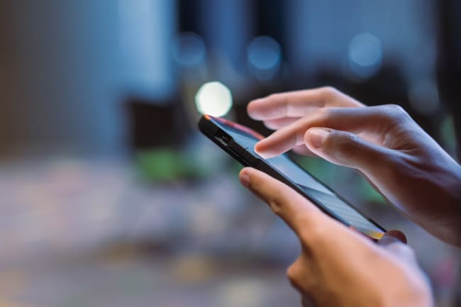 mano che digita su smartphone mano che digita su smartphone