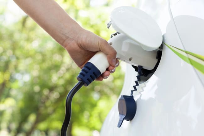 mano che ricarica auto elettrica mano che ricarica auto elettrica