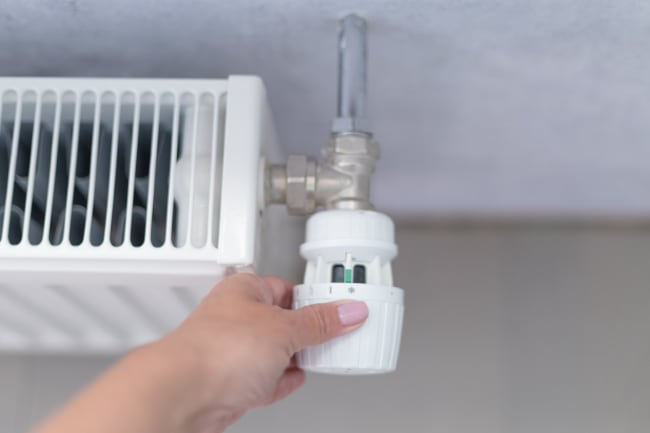 mano che ruota manopola del termosifone mano che ruota manopola del termosifone