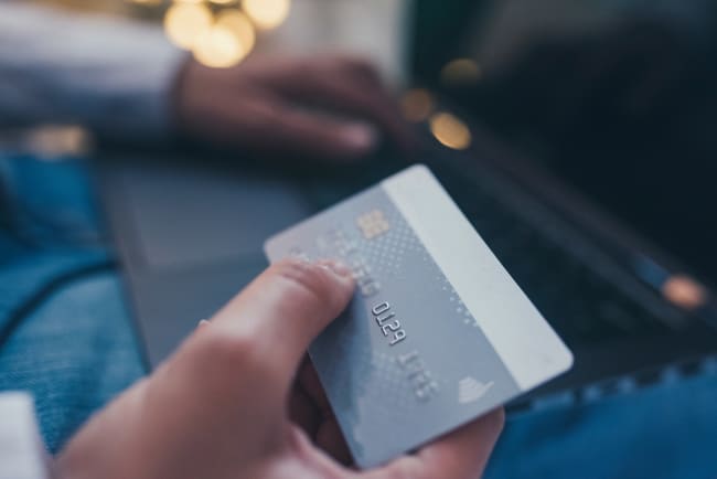 Mano che tiene carta di credito Mano che tiene carta di credito