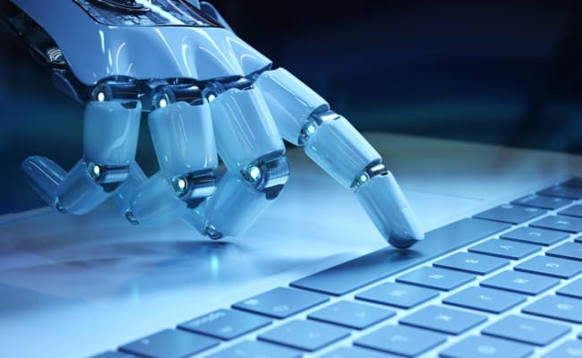 mano cyborg che preme un dito su una tastiera