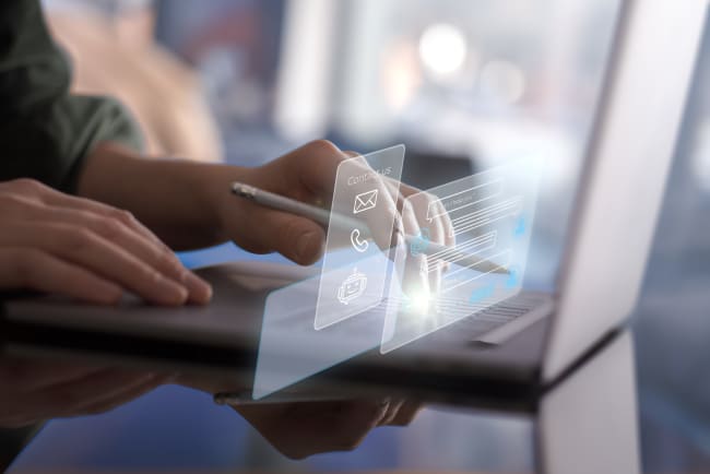 mano digita su pc con finestre mano digita su pc con finestre