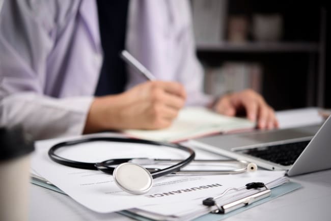 medico con fogli polizza salute medico con fogli polizza salute