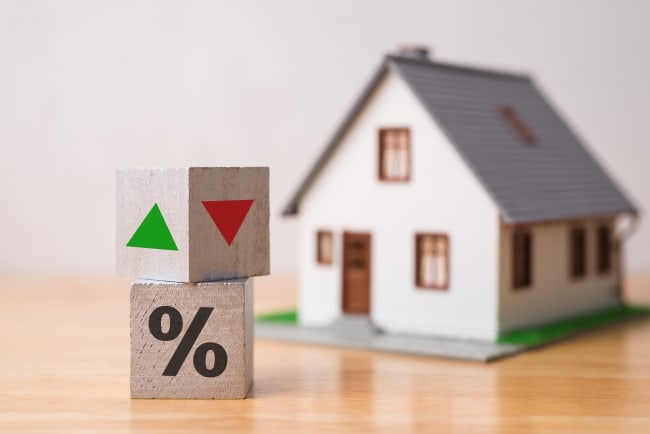 modellino di casa con dadi e percentuale modellino di casa con dadi e percentuale