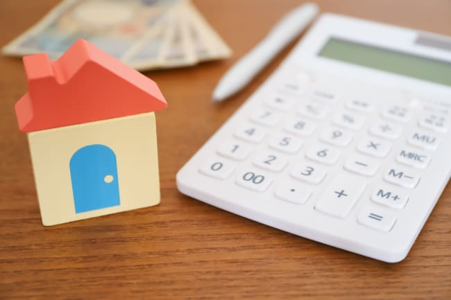 modellino di casa e calcolatrice modellino di casa e calcolatrice