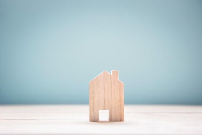 modellino di casa in legno