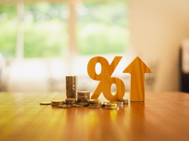monete con percentuale e freccia che indica aumento degli interessi monete con percentuale e freccia che indica aumento degli interessi