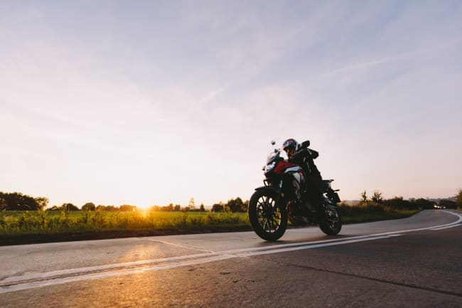 Motociclista su strada Motociclista su strada