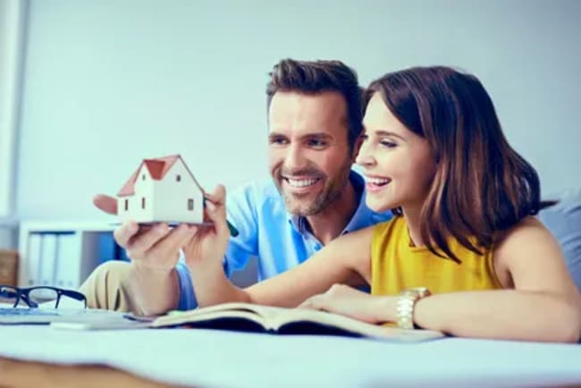 coppia con modellino di casa coppia con modellino di casa